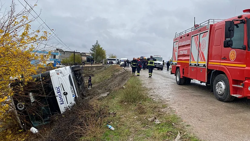 Yolcu otobüsü devrildi! Çok sayıda yaralı var
