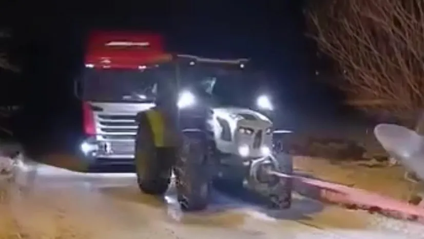 Yolda kalan tır kurtarıldı