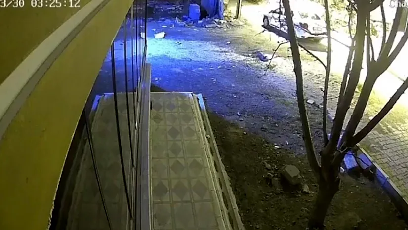 Deprem anı kameralara yansıdı
