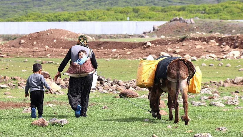 Göçer annelerin ömrü yolda ve çadırda geçiyor