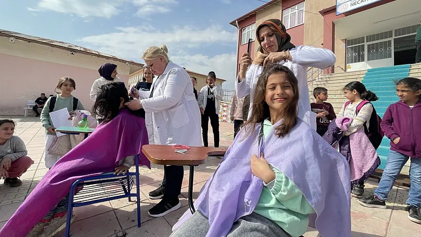 Gönüllü berber ve kuaförlerden depremzedelere saç bakım hizmeti
