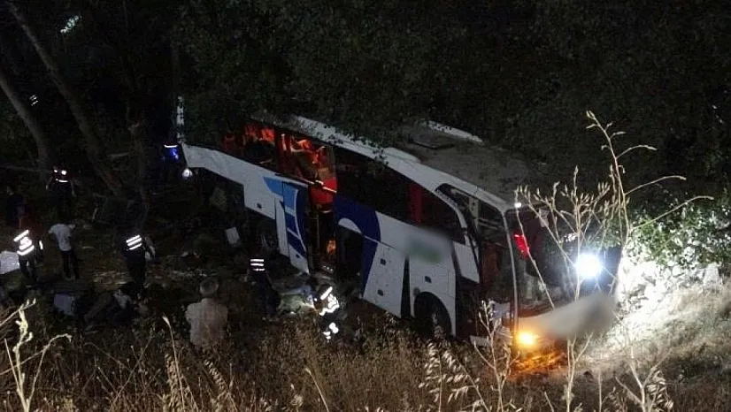Yolcu otobüsü şarampole devrildi! Çok sayıda ölü ve yaralı var