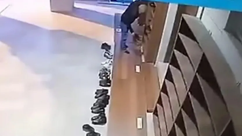 Camide ayakkabı hırsızlığı