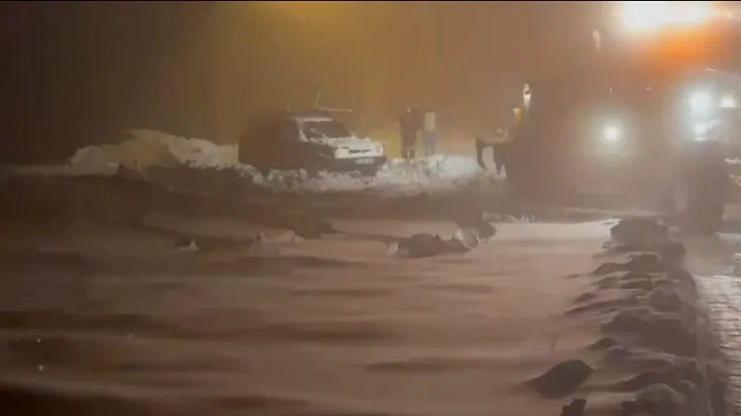 Ekipler mahsur kalan aracı kurtardı