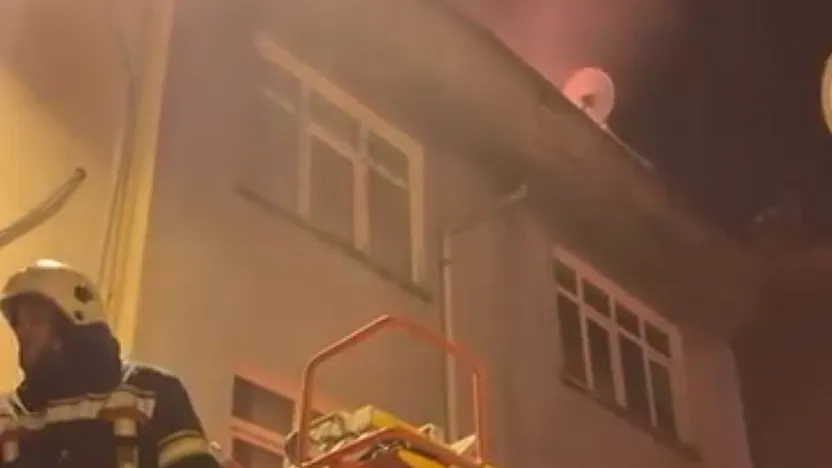 Elazığ'da 4 katlı apartmanda yangın paniği