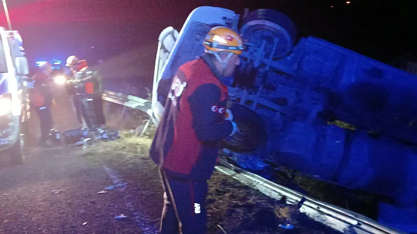 Elazığ'da bariyerlere çarpan kamyon devrildi