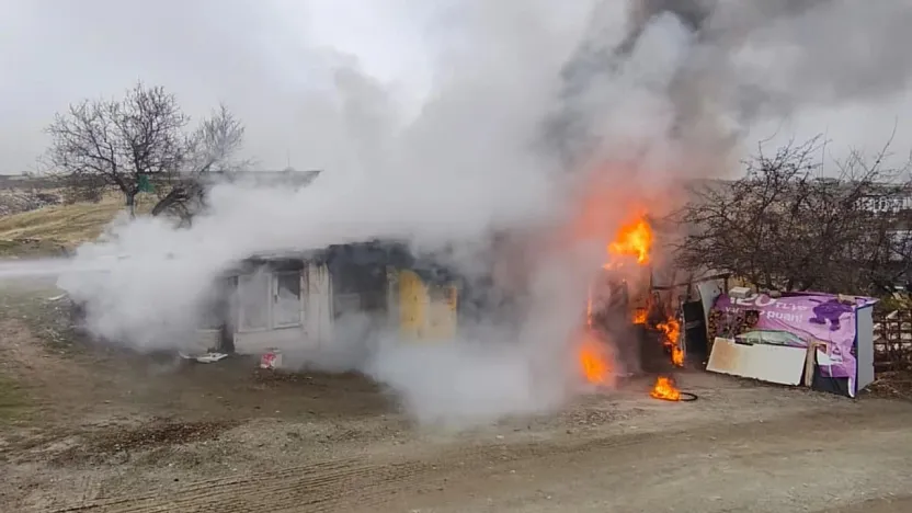 Elazığ'da depo yangını