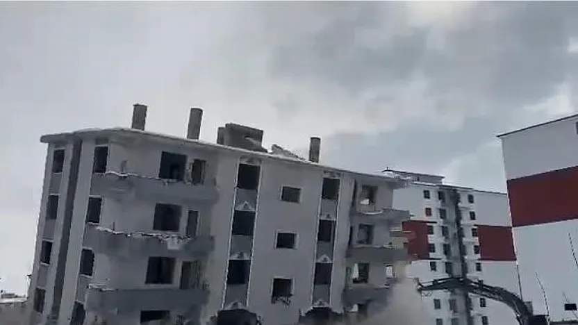 Elazığ'da hasarlı bina yıkıldı