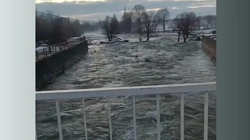 Elazığ'da kar suları eridi, dereler coştu