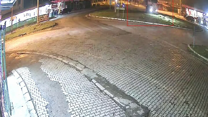 Elazığ'da otomobil kavşaktaki refüje çıktı