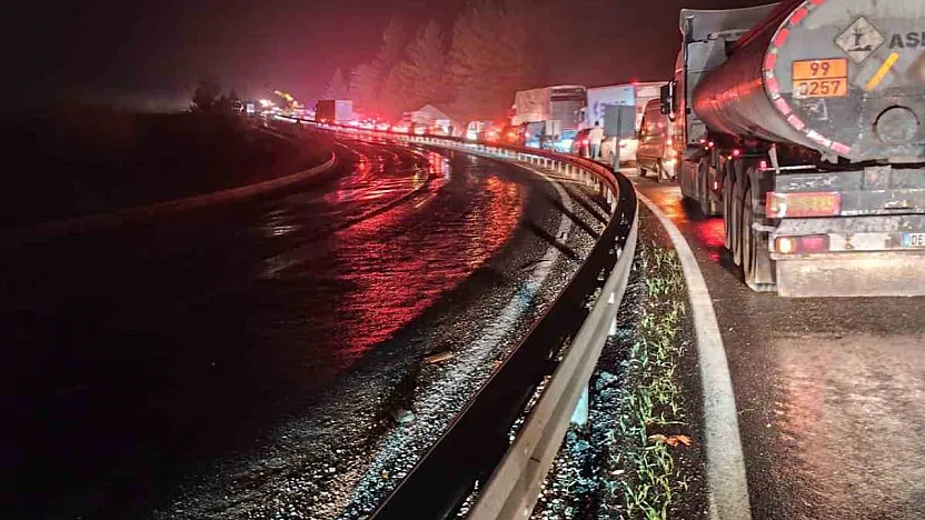 Elazığ'da tır devrildi