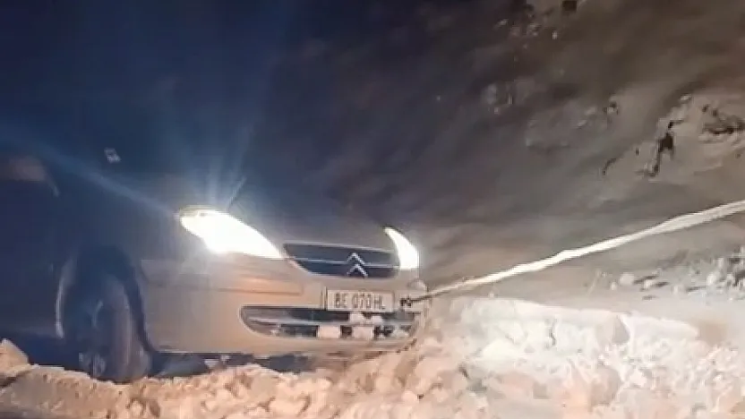 Yolda kalan araç kurtarıldı