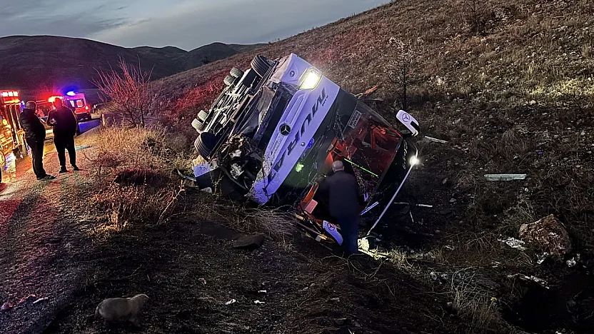 Elazığ'dan Muğla'ya giden yolcu otobüsü devrildi