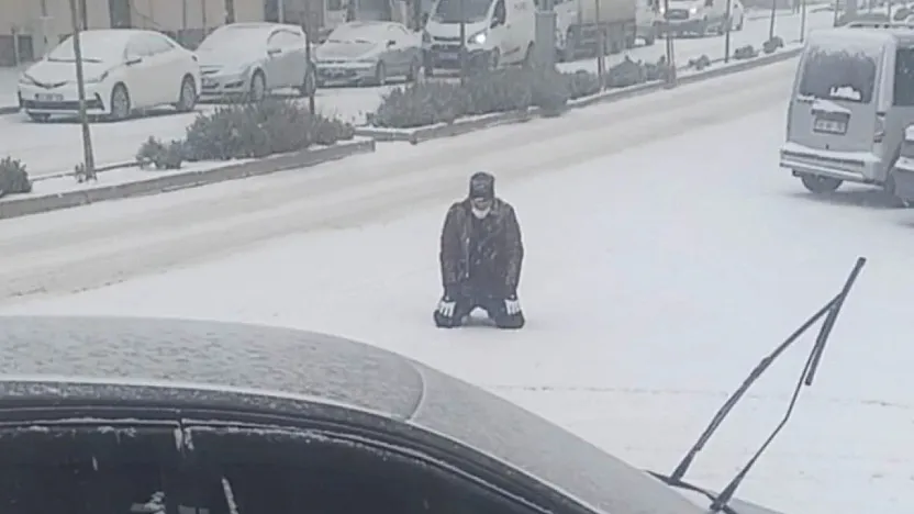 Kar yağışını görünce secde etti
