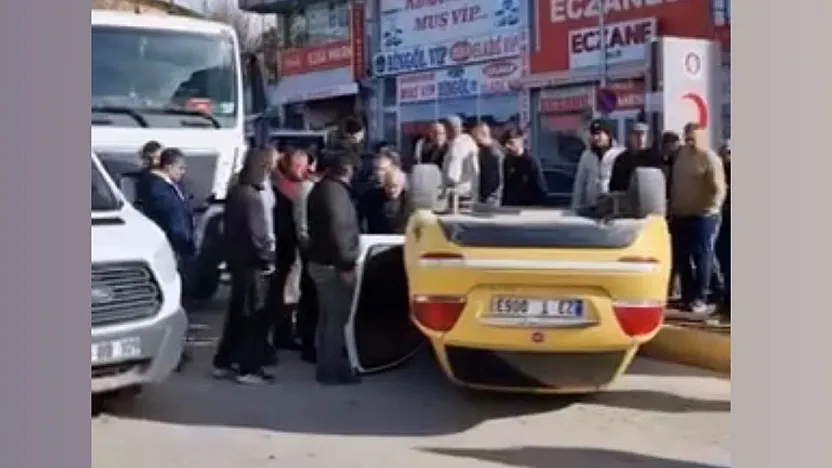 Kazada taksi ters döndü