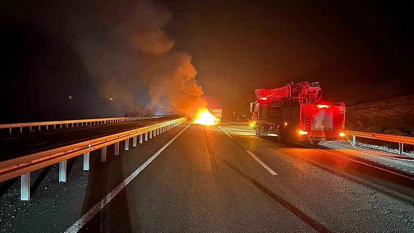 Römorka çarpan otomobil alev topuna döndü